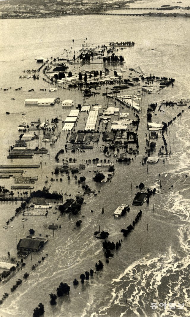 1965년 7월 16일. 수해로 물에 잠긴 여의도 비행장. 동아일보DB