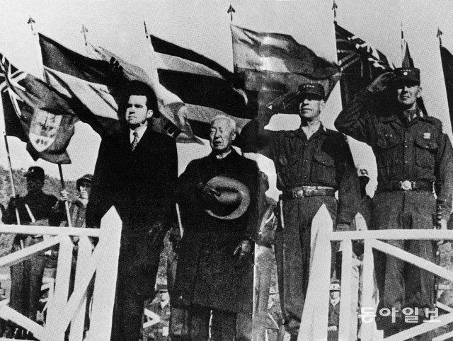 1953년 11월 12일 방한한 닉슨 미국 부통령(왼쪽)이 한국을 떠나기 전 서울 여의도 비행장에서 이승만 대통령과 함께 의장대를 사열하는 모습. 동아일보DB