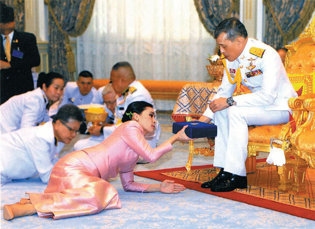1일(현지 시간) 태국 방콕 왕궁에서 열린 마하 와치랄롱꼰 국왕(67·오른쪽)과 수티다 와찌랄롱꼰 나 아유타야 근위대장(41)의 결혼식 장면. 왕이 바닥에 엎드려 예물을 바친 왕비에게 답례 예물을 건네고 있다. 와치랄롱꼰 왕의 결혼은 이번이 네 번째다. 방콕=AP 뉴시스