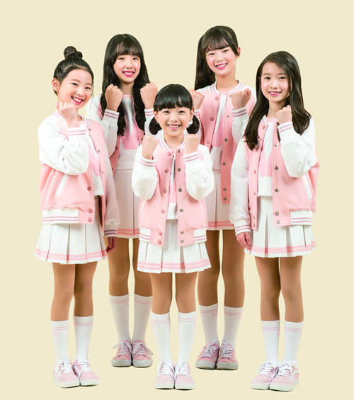 2015년 데뷔한 5인조 키즈돌 ‘비타민’. 왼쪽부터 오시윤(10) 김나예(12) 황채민(9) 임채민(13) 정사랑 양(10). 유튜브 열풍을 타고 팬 층이 두꺼워지면서 올해 처음으로 단독 콘서트도 계획하고 있다. 클레버TV 제공