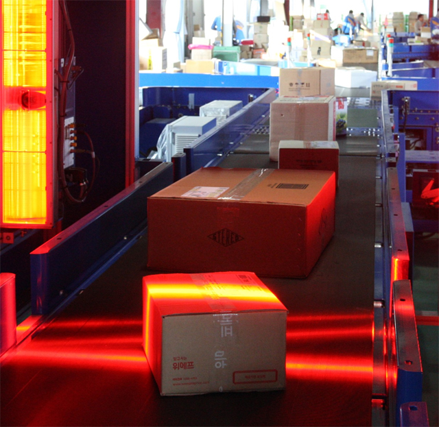 CJ대한통운의 자동화 시설 ‘인텔리전트 스캐너(ITS)’와 ‘휠소터’의 모습. CJ대한통운 제공