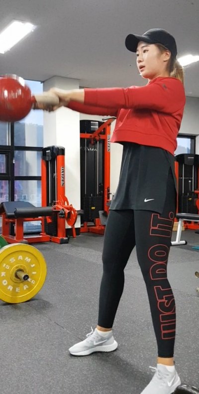 골반과 허리를 지지하는 코어 근육 강화에 효과적인 케틀벨 스윙 운동을 하고 있는 이정은. 그는 스쾃(역기를 어깨에 걸치고 앉았다 일어났다를 반복하는 운동)을 95∼100kg 들어올릴 정도로 남다른 파워를 길렀다. 정상욱 트레이너 제공