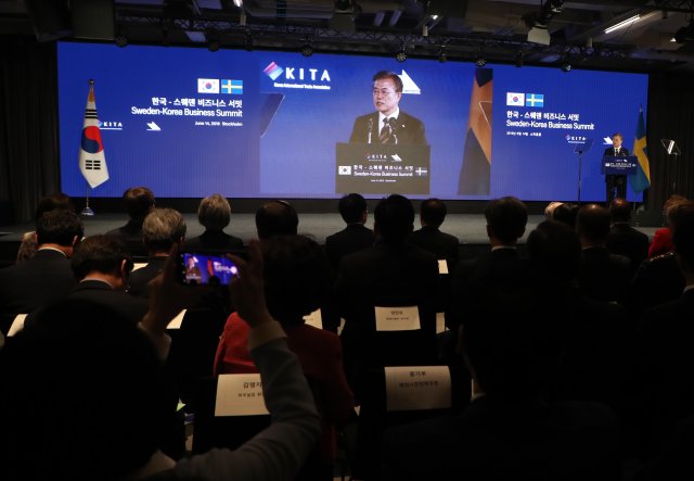 스웨덴을 국빈방문 중인 문재인 대통령이 14일 오후(현지시간) 스웨덴 스톡홀름 앳식스호텔에서 열린 비즈니스 서밋에 미래 신산업 협력 강화 방안에 대한 기조연설을 하고 있다. 박영대 기자 sannae@donga.com