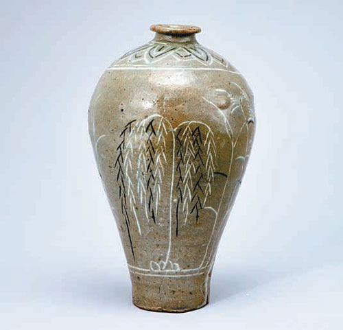 여말선초(麗末鮮初) 시기인 14, 15세기에 제작된 ‘분청사기 상감 유로문 매병’. 고려청자의 상감 기법을 계승한 ‘상감 분청사기’의 대표작이다. 이화여대박물관 제공