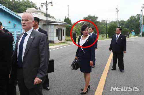 현송월 북한 삼지연관현악단 단장 겸 노동당 부부장이 김정은 국무위원장의 의전을 담당하고 있다.