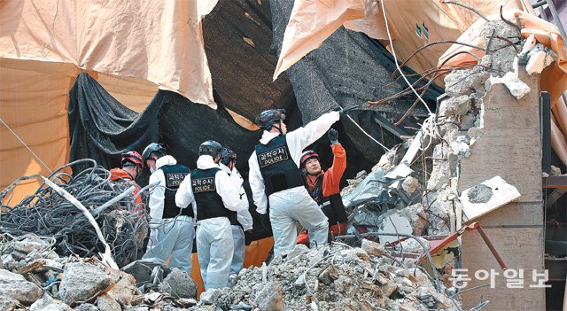 붕괴건물 합동 감식 5일  오후 서울 서초구 잠원동의 ‘철거 건물 붕괴’ 현장에서 경찰과 소방, 한국전기안전공사 등 관계기관이 합동 감식을 했다. 전날  오후 2시 23분경 철거 작업을 하던 지하 1층, 지상 5층 규모의 건물이 차로 쪽으로 붕괴되면서 신호대기 중이던 차량 4대를  덮쳐 1명이 숨지고 3명이 다쳤다. 최혁중 기자 sajinman@donga.com