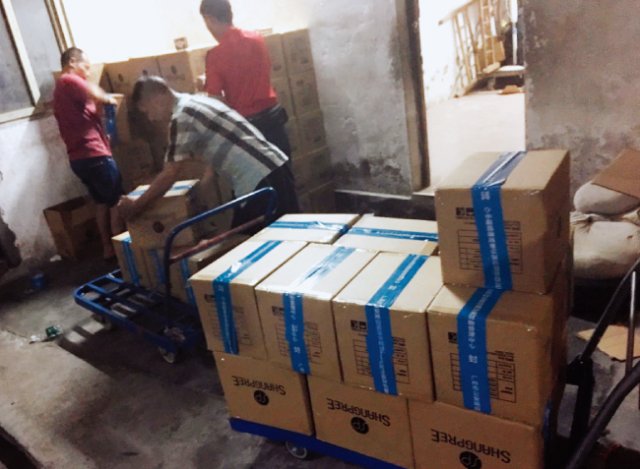 NBST 중국 파트너사인 헬퍼의 감시반원들이 물류창고를 급습해 창고에 쌓여 있는 제품의 진품 여부를 확인하고 있다. [사진 제공 · NBST]