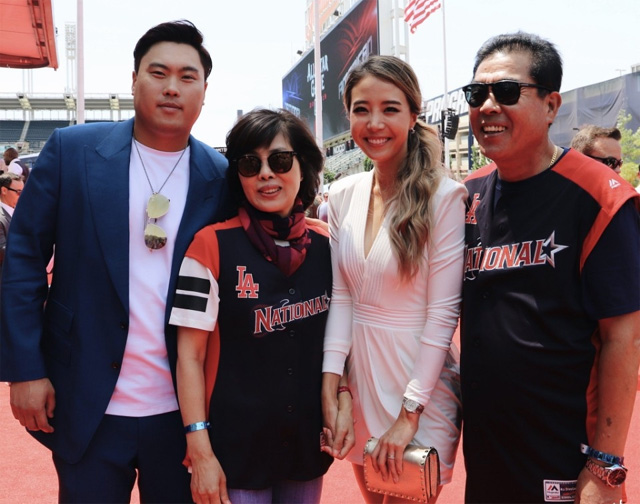 아내-부모님과 레드카펫 행사 참여 올스타전 경기에 앞서 진행된 출전 선수 레드카펫 행사에서 류현진(왼쪽)이 아내 배지현 씨 등 가족과 함께 활짝 웃고 있다. LA 다저스 홈페이지 캡처