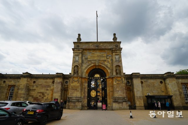 1987년 유네스코 세계문화유산에 등재된 블레넘 궁전은 외관은 조금은 투박하지만 웅장하고 거대한 규모를 자랑한다. 화려한 궁전 내부를 둘러보는 것은 필수. 시간을 조금 더 들여 궁전 주위의 방대한 규모의 정원과 공원을 거닐어 보는 것도 좋다.