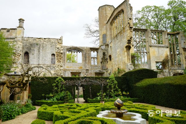 서들리 성은 다 허물어져가는 외관만 남아 있는 성이다. 서들리 성의 진면목은 담장 안에 펼쳐진 정원이다. ‘비밀의 정원’이라고 불리는 서들리 성의 정원은 총 9개의 정원으로 이뤄져 있다. 각 정원이 다른 형태와 모양을 띠고 있고 허물어진 성의 잔해와 잘 어울린다.