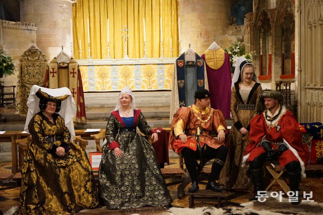 튜크스버리 수도원은 12세기에 지어진 영국 내에서도 대표적인 중세 건축물이다. 5월부터 9월까지 중세와 관련된 다양한 행사가 열린다. 운이 좋다면 마을 주민들이 직접 중세 시대의 의상을 입고 연기를 하거나 노래를 부르는 모습을 볼 수 있다.