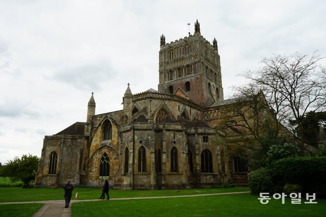 튜크스버리 수도원은 12세기에 지어진 영국 내에서도 대표적인 중세 건축물이다. 5월부터 9월까지 중세와 관련된 다양한 행사가 열린다. 운이 좋다면 마을 주민들이 직접 중세 시대의 의상을 입고 연기를 하거나 노래를 부르는 모습을 볼 수 있다.
