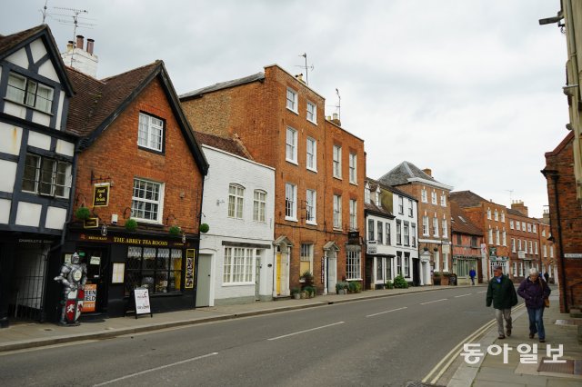 튜크스버리는 튜더 왕조(1485∼1603) 때 번성했던 마을답게 15~17세기에 지어진 오래된 고풍스런 건물들이 많이 남아 있다. 사람들이 살고 있는 건물도 있지만 시에서 매입해 복원을 추진 중인 건물들도 있다.