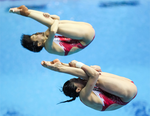 15일 열린 2019 광주 세계수영선수권대회 여자 3m 스프링보드 싱크로나이즈드에서 중국에 7번째 금메달을 안긴 스팅마오(위)-왕한 조. 광주=신화 뉴시스