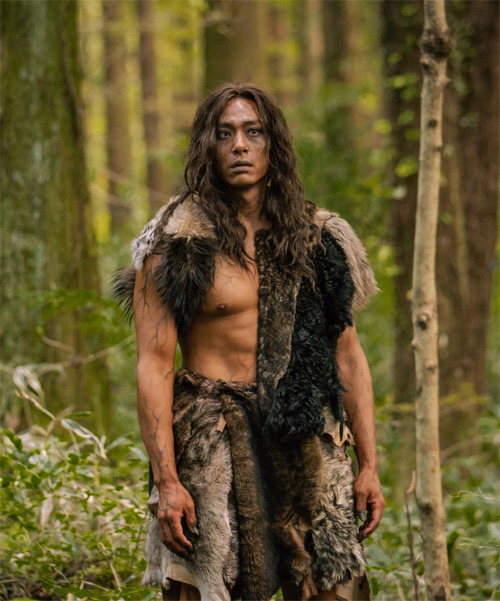 ‘위대한 사냥꾼’ 라가즈 역을 맡은 배우 유태오. 뇌안탈인 라가즈와 사람인 아사혼(추자현) 사이에서 이그트 은섬(송중기)이 태어난다. tvN 제공