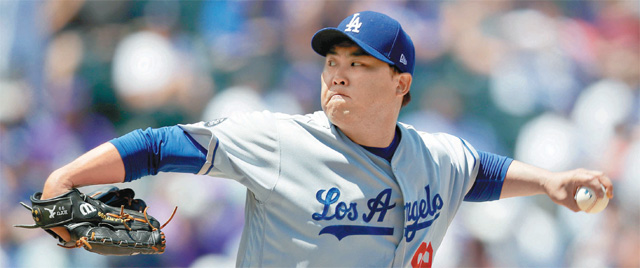 메이저리그 LA 다저스 류현진이 1일 미국 콜로라도주 덴버 쿠어스필드에서 열린 콜로라도와의 경기에서 힘차게 공을 뿌리고 있다. 공 80개를 던진 류현진은 이날 승리는 추가하지 못했지만 6이닝 무실점의 쾌투로 쿠어스필드 징크스를 떨쳐냈다. 덴버=AP 뉴시스