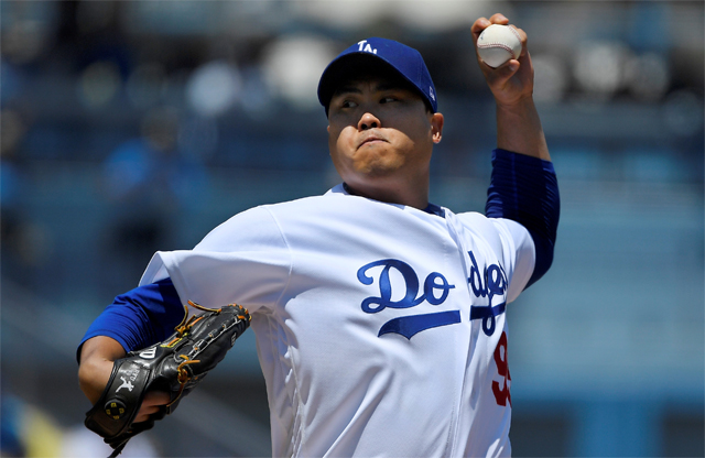 LA 다저스 류현진이 12일 미국 캘리포니아주 로스앤젤레스 다저스타디움에서 열린 애리조나와의 안방경기에서 힘차게 공을  던지고 있다. 한 차례 등판을 거른 이후 11일 만에 마운드에 오른 류현진은 이날 7이닝 5피안타 4탈삼진 1볼넷 무실점 위력투로  팀의 9-3 승리를 주도하며 시즌 12승 및 한미 리그 통산 150승을 달성했다. 시즌 평균자책점도 1.45로 낮추며 아시아인 첫  사이영상 수상에 한발 더 다가섰다. 로스앤젤레스=AP 뉴시스