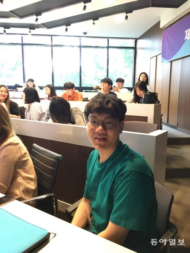 토론위원으로 참석한 송민석 씨.