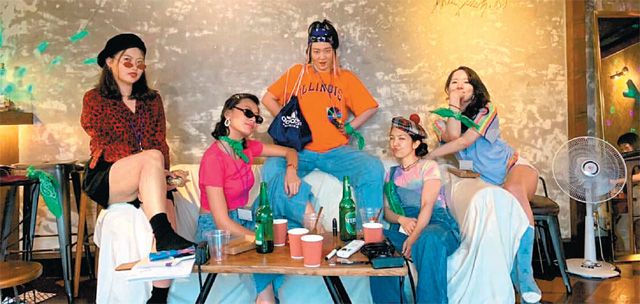 지난달 유명 블로거 김혜영 씨가 주최한 1990년대 콘셉트의 베이비샤워 파티 ‘83년생 김혜영’의 모습. 화려한 색상의 옷은 물론 짙은 립스틱 등 ‘세기말 감성’이 폭발했다. 참석자들은 서울 종로구 동묘시장과 SPA 브랜드 매장을 다니며 취향에 맞는 90년대 패션을 완성시켰다. 박지훈 씨 제공