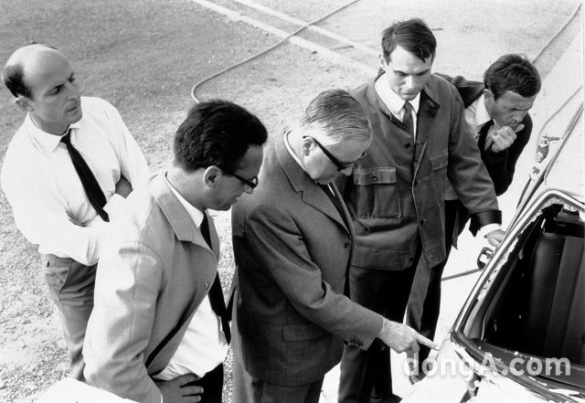 충돌 시험 후 동료들과 차를 살펴보는 ‘벨라 바레니(Béla Barényi)’