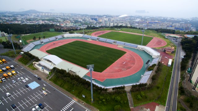 축구장과 야구장 등 다양한 스포츠시설을 갖춘 강창학종합경기장. 서귀포시청 제공.