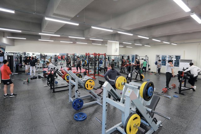 제주월드컵경기장 내에 마련된 트레이닝센터. 48종 142점의 웨이트트레이닝 기구를 갖추고 있다. 서귀포시청 제공.