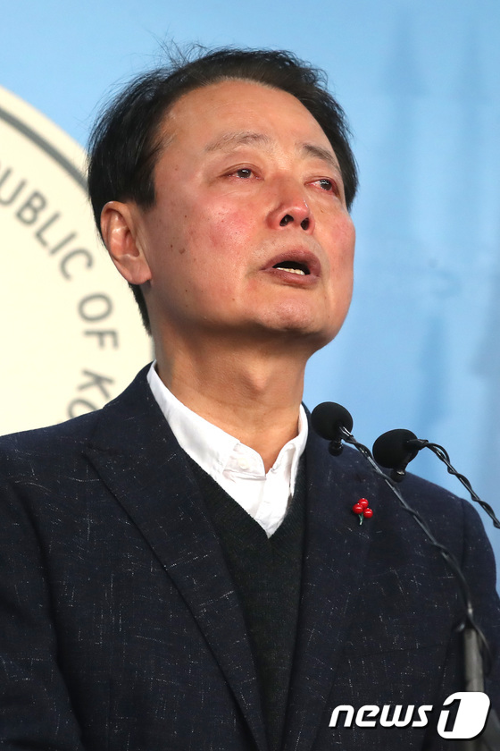 한선교 자유한국당 의원이 2일 오전 서울 여의도 국회 정론관에서 21대 총선 불출마 선언을 하며 눈물을 흘리고 있다. 2020.1.2/뉴스1