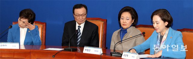 눈물의 불출마 선언 유은혜 사회부총리 겸 교육부 장관(오른쪽)이 3일 국회에서 21대 총선 불출마 의사를 밝히는 가운데 역시 불출마를 결정한 김현미 국토교통부 장관(왼쪽)이 눈물을 닦고 있다. 이날 박영선 중소벤처기업부 장관(오른쪽에서 두 번째)도 불출마를 선언했고, 자리에 불참한 진영 행정안전부 장관의 불출마 결정은 더불어민주당 이해찬 대표가 대신 전했다. 장승윤 기자 tomato99@donga.com