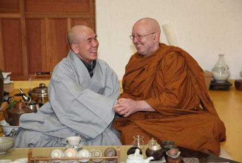 2013년 세계적인 명상지도자 아잔 브람과 대담을 나눈 적명 스님(왼쪽). 참불선원 제공