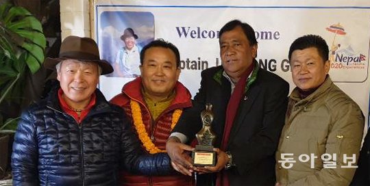 6일 오후(현지 시간) 네팔 카트만두 시내의 한 식당에 모인 산악인 엄홍길 대장, 박연수 전 직지원정대장, 산타 비르 라마 네팔등산협회장, 셰르 단 라이 네팔 제1주 주총리(왼쪽부터). 카트만두=장기우 기자 straw825@donga.com