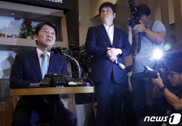 안철수 전 바른미래당 대표가 2일 1년여간의 해외 체류 생활을 마무리하고 정계복귀를 선언했다. 사진은 안 전 대표가 2018년 12월 12일 서울 여의도의 한 카페에서 정계은퇴 기자간담회를 하고 있는 모습. 뉴스1