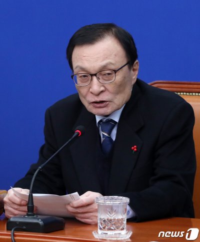 이해찬 더불어민주당 대표가 15일 오전 서울 여의도 국회에서 열린 최고위원회의에서 모두발언을 하고 있다. 뉴스1