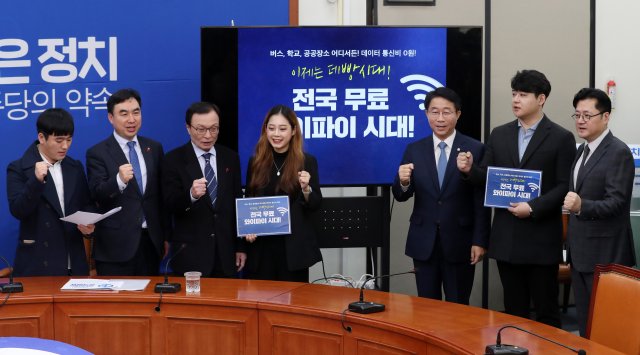 이해찬 더불어민주당 대표와 조정식 정책위의장이 15일 오전 서울 여의도 국회에서 열린 총선공약 발표에서 1호 공약 ‘전국 무료 와이파이’를 소개하고 국민대표와 기념촬영을 하고 있다. 사진=뉴스1