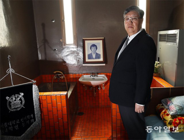 1987년 1월 박종철 씨가 물고문으로 숨졌던 서울 용산구 남영동 대공분실 509호를 찾은 오연상 오연상내과  원장. 당시 물고문이 자행된 욕조가 보인다.  최혁중 기자  sajinman@donga.com