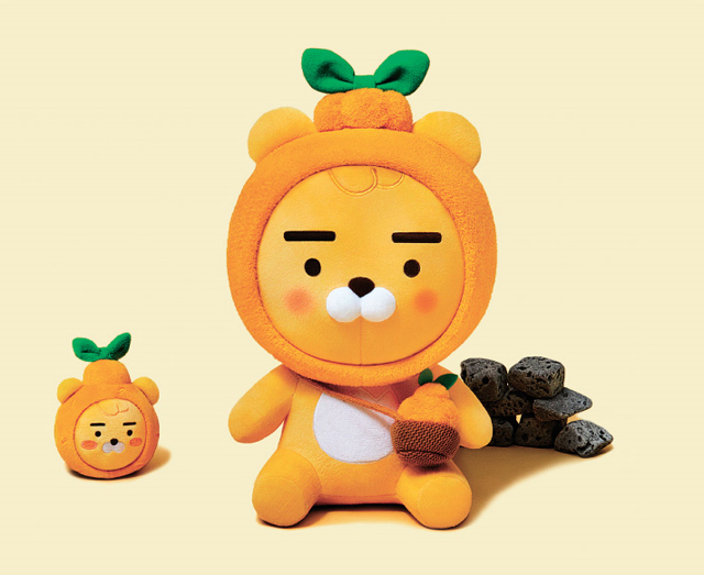 지난해 11월 제주 시내 신라면세점에 개장한 카카오프렌즈 매장에서 선보인 ‘한라봉 라이언’. 카카오IX 측은 감귤, 흑돼지, 돌하르방 등 제주 특산품과 캐릭터를 결합시킨 ‘프렌즈 인 제주’ 상품 16종을 내놓았다. 카카오IX 제공