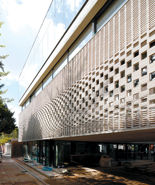 벽돌을 쌓아 올린 간격에 변화를 줌으로써 동적인 느낌을 살린 외벽. SoA 제공