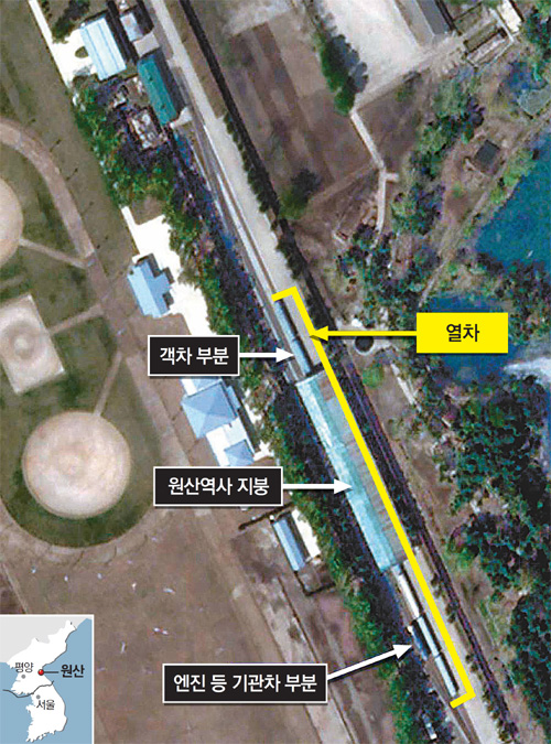 38노스 “김정은 전용 추정 열차 21일부터 원산역 정차중” 미국의 북한 전문매체 38노스가 25일(현지 시간) 공개한 북한 원산역 모습. 23일 촬영된 이 위성사진에는 김정은 북한 국무위원장의 전용 열차로 추정되는 열차가 정차해 있다. 38노스가 공개한 사진 3장 가운데 15일 위성사진에는 이 열차가 없었고 21일과 23일 사진에는 열차가 촬영됐다. 이 매체는 “김 위원장이 21일 이전 원산에 도착해 계속 머무르고 있다”고 추정했다. 이는 미 행정부 관계자가 본보에 “김 위원장이 원산에서 스스로 걷는 모습이 포착됐다”고 말한 것과 맥락을 같이한다. 사진 출처 38노스