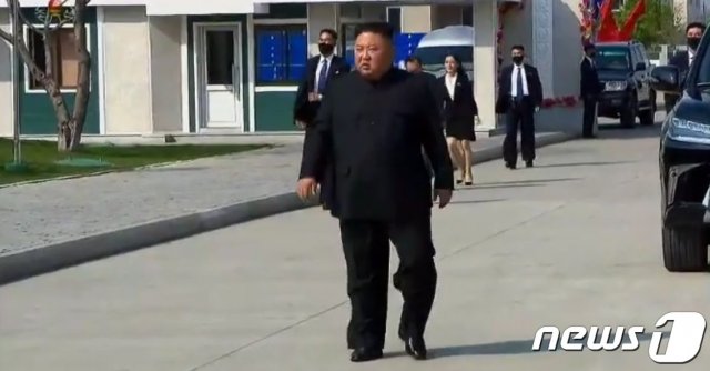 2일 오후 3시 10분 북한 조선중앙TV가 김정은 국무위원장의 순천린(인)비료공장 준공식 시찰 영상을 15분간 방송했다. 20일간 잠행을 이어가던 김 위원장은 이 날 행보로 그간의 ‘건강이상설’을 불식시키며 건재를 과시했다.(조선중앙TV 갈무리) 2020.5.2/뉴스1