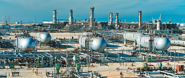 사우디아라비아 주아이마에 있는 국영 석유사 아람코의 대형 플랜트 모습. 사우디는 약 3200억 달러의 자산을 보유한 국부펀드 PIF를 통해 선진국 유명 기업에 대한 공격적 투자에 나섰다. 저유가로 주가가 떨어진 선진국 에너지업체의 지분을 대량 매수할 뿐 아니라 정보기술(IT), 문화콘텐츠, 관광업 투자도 확대하고 있다. 사우디가 국부펀드를 탈(脫)석유 전략의 핵심 수단으로 이용하고 있다는 분석이 나온다. 아람코 홈페이지