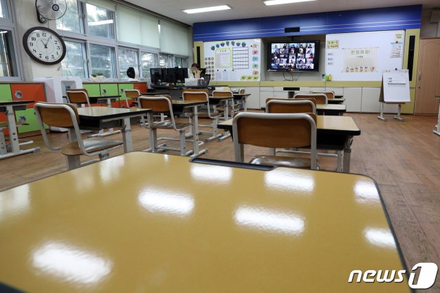 신종 코로나바이러스 감염증(코로나19) 확산 예방 차원에서 ‘온라인 개학‘을 한 서울 용산구 용산초등학교 1학년 교실.2020.4.20/뉴스1 ⓒ News1