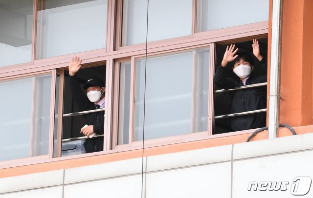 (서울=뉴스1) 신종 코로나바이러스 감염증(코로나19) 여파로 등교가 5차례나 연기되며 80일 만에 등교 수업이 시작된 20일 오전 서울 시내의 한 고등학교 3학년 학생들이 손을 흔들고 있다. 원격수업으로 올해 1학기 정규수업을 시작한 지난달 9일부터 41일 만의 등교한 학생들은 다음날인 21일 올해 첫 전국 단위 모의고사인 경기교육청 주관 전국연합학력평가(학평)를 치른다. 한편 교육부에 따르면 20일 고3을 시작으로 27일 고2·중3·초등1~2·유치원생, 6월 3일에는 고1·중2·초3~4, 6월 8일에는 중1·초5~6학년이 순차적으로 등교를 시작할 예정이다. 2020.5.20/뉴스1