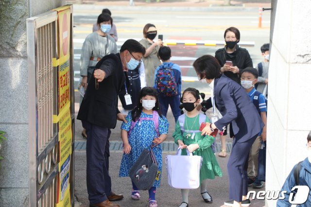 초등학교 1~2학년생 등교가 시작된 27일 오전 부산 해운대구 센텀초등학교에서 학생들이 등교를 하고 있다.2020.05.27/뉴스1 ⓒ News1