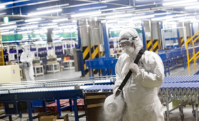 마켓컬리 물류센터서도 확진-긴급방역 27일 오후 방역당국 관계자가 서울 송파구에 있는 마켓컬리의 서울물류센터를 방역하고 있다. 이 센터의 한 직원은 쿠팡부천물류센터에 다니는 친구와 접촉한 뒤 신종 코로나바이러스 감염증 확진 판정을 받았다. 뉴스1