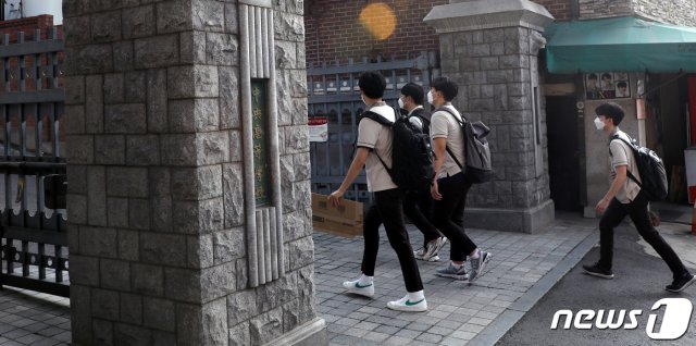 (서울=뉴스1) 3일 오전 서울 종로구 중앙고등학교에서 학생들이 등교하고 있다. 이날부터 초등학교 3·4학년, 중학교 2학년과 함께 고교 1학년이 등교수업을 시작했다. 지난달 20일 고3이 처음 등교하고 일주일 뒤 고2에 이어 고1이 등교하면서 고교는 전 학년이 등교수업을 시작했다. 2020.6.3/뉴스1