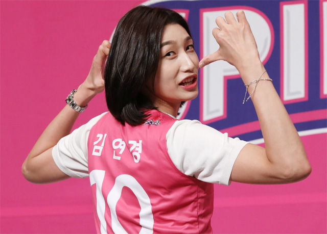 “옛날 등번호 그대로…” 11년 만에 국내 무대에 복귀한 ‘배구여제’ 김연경이 10일 서울 중구 밀레니엄힐튼 서울호텔에서 열린 흥국생명 입단식에서 새 시즌에 사용할 자신의 등번호를 가리키고 있다. 2005년부터 2009년까지 흥국생명에서 활약할 당시 등번호 10번을 그대로 쓰는 김연경은 “지금이라도 코트에 들어가 경기하고 싶다”며 설레는 마음을 감추지 않았다. 뉴시스
