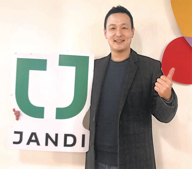 김대현 토스랩 대표이사. 토스랩의 기업용 메신저 서비스인 ‘잔디’는 코로나19로 인해 비대면 업무가 기업의 ‘뉴노멀’이 되면서 빠른 성장세를 이어가고 있다. 토스랩 제공