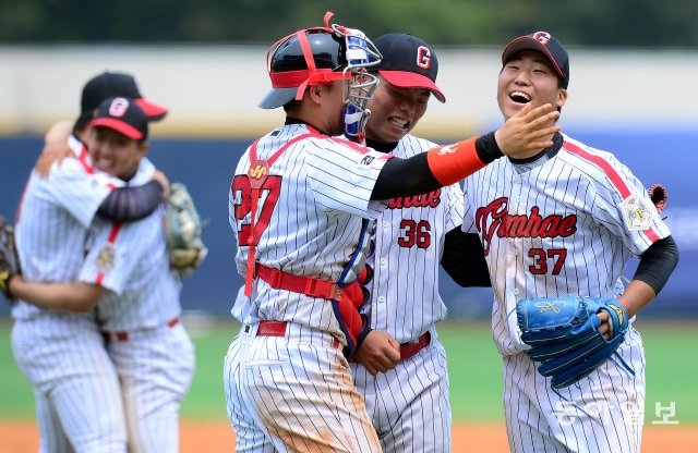 사상 처음으로 전국대회 우승을 노리는 김해고 선수들. 김해고는 강릉고와 결승에서 맞붙게 됐다. 동아일보 DB