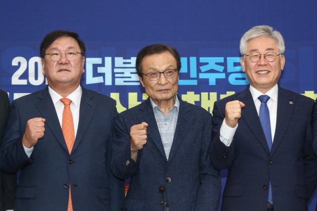 더불어민주당 이해찬 대표, 김태년 원내대표, 이재명 경기도지사 등 참석자들이 8일 오전 서울 여의도 국회에서 열린 경기도 예산정책협의회에서 기념촬영을 하고 있다. 사진=뉴스1
