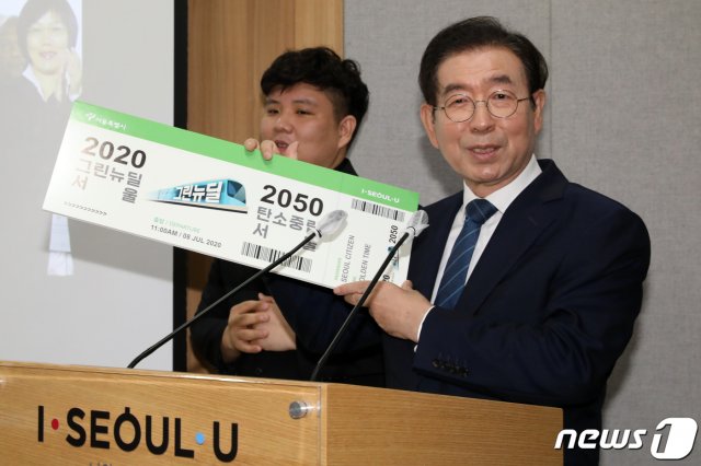 (서울=뉴스1) 박원순 서울시장이 8일 오전 서울 중구 서울시청 브리핑룸에서 서울판 ‘’그린 뉴딜‘’에 대해 설명하고 있다. 박 시장은 이날 브리핑에서 오는 2022년까지 2조6,000억원을 투입해 대대적인 그린뉴딜을 추진할 것을 밝히고, 건물, 수송, 도시숲, 신재생에너지, 자원순환 등 5대 분야에 걸쳐 2050년까지 ‘’탄소배출 제로 도시‘’로 만들겠다는 계획을 발표했다. 2020.7.8/뉴스1