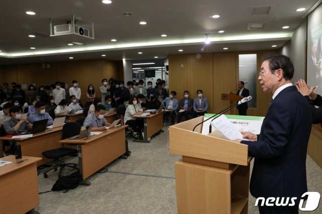 (서울=뉴스1) 박원순 서울시장이 8일 오전 서울 중구 서울시청 브리핑룸에서 서울판 ‘’그린 뉴딜‘’에 대해 설명하고 있다. 박 시장은 이날 브리핑에서 오는 2022년까지 2조6,000억원을 투입해 대대적인 그린뉴딜을 추진할 것을 밝히고, 건물, 수송, 도시숲, 신재생에너지, 자원순환 등 5대 분야에 걸쳐 2050년까지 ‘’탄소배출 제로 도시‘’로 만들겠다는 계획을 발표했다. 2020.7.8/뉴스1